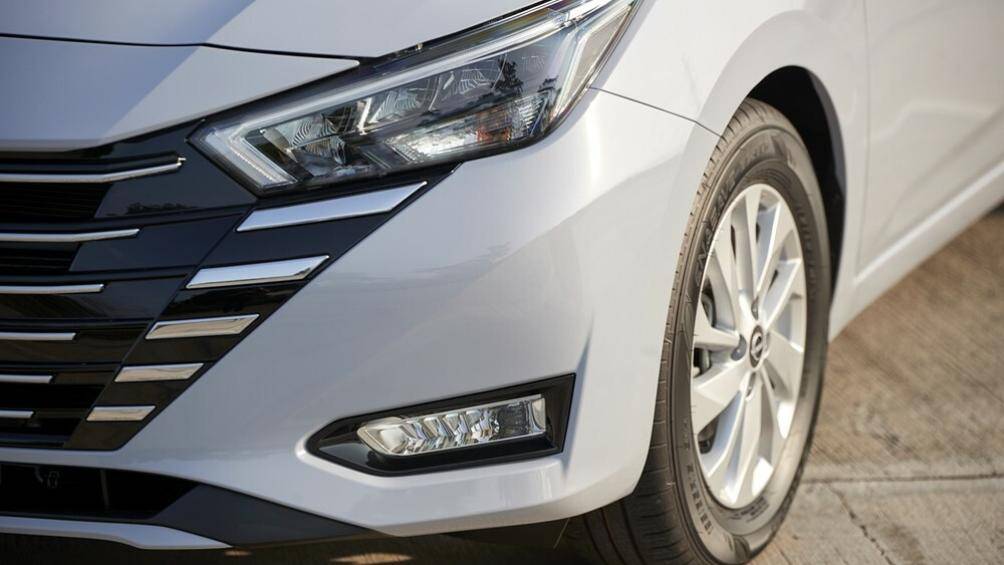 Ở hai góc cản trước vẫn có đèn sương mù nằm ngang như phiên bản cũ. Ngay cả cụm đèn pha và dải đèn LED định vị hình chữ "L" được giữ nguyên