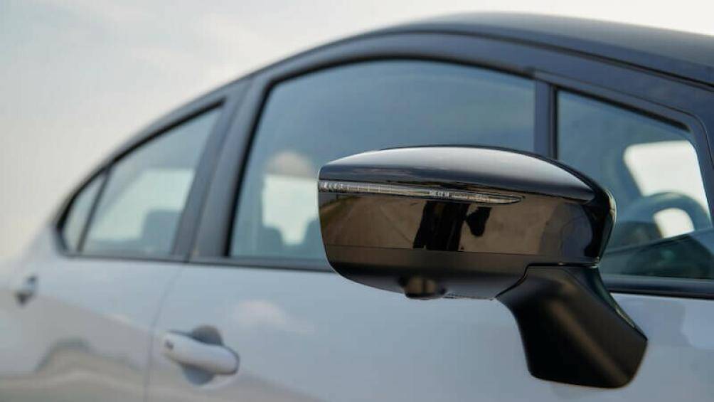 Bản E tiêu chuẩn, xe dùng đèn pha Halogen, vành thép 15 inch với ốp mâm màu bạc và gương chiếu hậu chỉnh điện