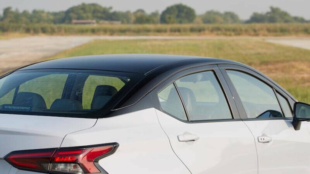 Gương chiếu hậu chỉnh điện, gập điện, tích hợp đèn báo rẽ. Đèn pha LED sẽ chỉ dành cho 2 bản V và VL cao cấp