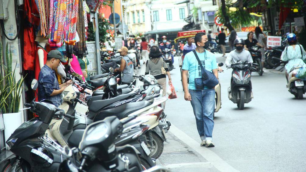 "Tôi thường xuyên đi bộ ở phố cổ Hà Nội để ngắm cảnh và mua đồ. Cách đây 2 tháng thì vỉa hè thoáng đãng, có chỗ cho người đi bộ. Nhưng khoảng hơn 1 tháng trở lại đây thì tôi cũng như du khách nước ngoài đều phải đi bộ dưới lòng đường", anh Nguyễn Văn Vinh, trú quận Hoàn Kiếm cho biết.