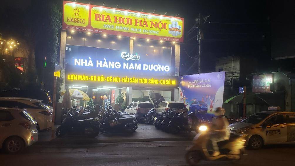 Quán bia hơi ở đường Láng  chiếm dụng vỉa hè để làm nơi để xe.