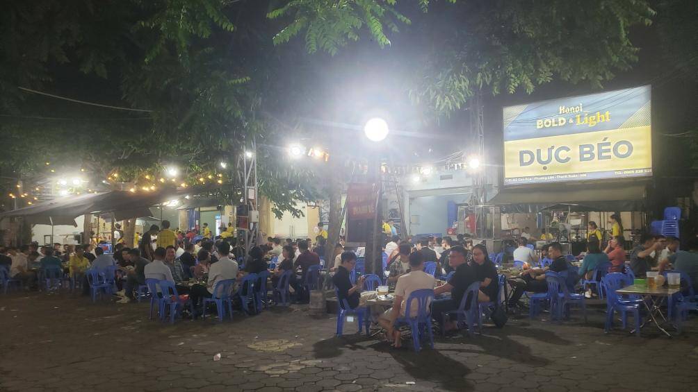 Đại diện Công an phường Phương Liệt cho hay: "Hiện nay đơn vị duy trì tuần tra kiểm soát nhiều ca trực. Đối với các hộ kinh doanh vi phạm vỉa hè thì chúng tôi đã mời lên trụ sở UBND phường để giải quyết, còn đối với vi phạm cá nhân thì đơn vị đã nhắc nhở, yêu cầu làm cam kết không tái phạm. Ngay sau khi nhận được thông tin phản ánh của Báo Giao thông, đơn vị sẽ cho lực lượng kiểm tra, xử lý".