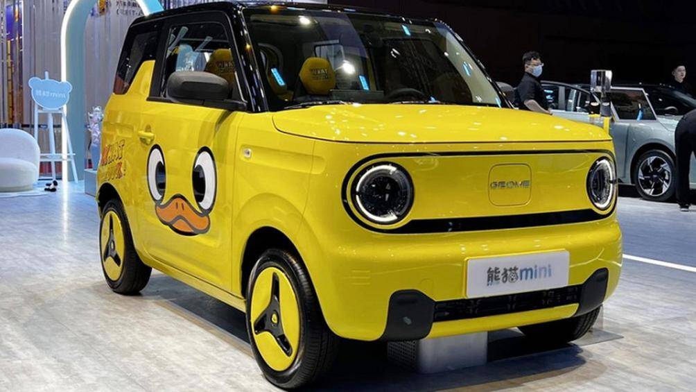 Lần này hãng cho ra mắt ấn phẩm đặc biệt của mẫu xe điện Panda Mini EV với ý tưởng từ chú vịt vàng, với hai phiên bản được sản xuất giới hạn là Happy và Lucky