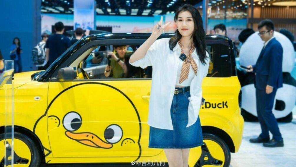 Giá xe Panda Mini Little Yellow Duck Limited Edition cho 2 phiên bản là Happy và Lucky lần lượt là 53.900 Nhân dân tệ và 56.900 Nhân dân tệ (183 triệu đồng và 194 triệu đồng)