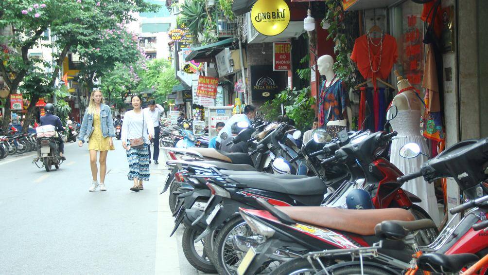 Dọc vỉa hè trên phố Hàng Bè gần như không còn chỗ nào còn trống, khiến người dân buộc phải đi xuống lòng đường gây ảnh hưởng đến trật tự ATGT.