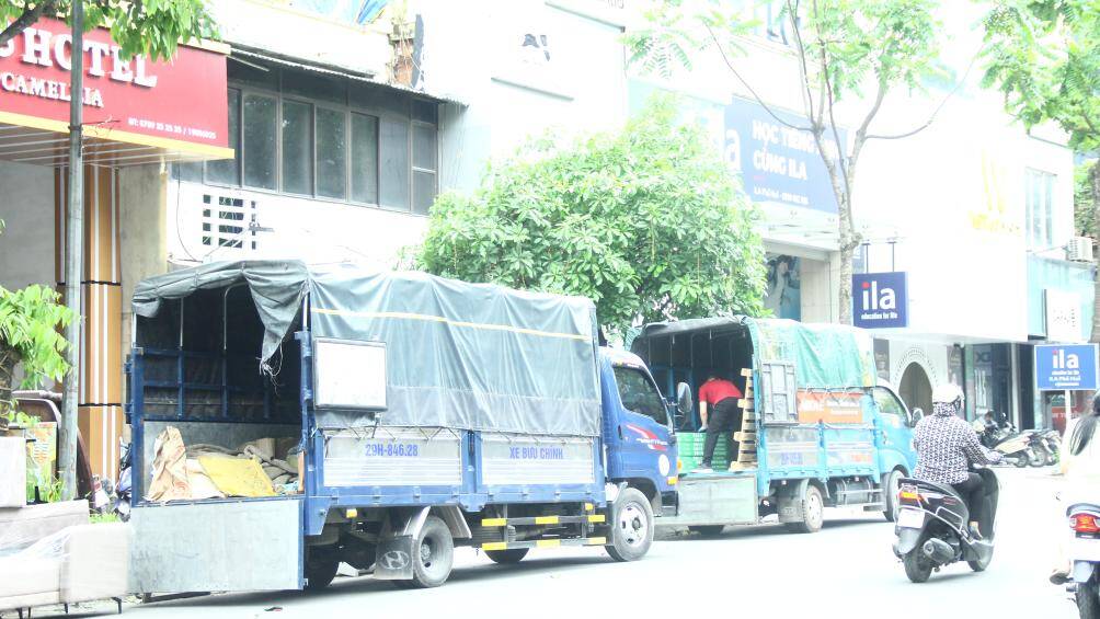 Tại tuyến đường phố Huế, quận Hai Bà Trưng, các xe ô tô tải thản nhiên đỗ thành hàng dài dưới lòng đường để bốc xếp hàng hoá.