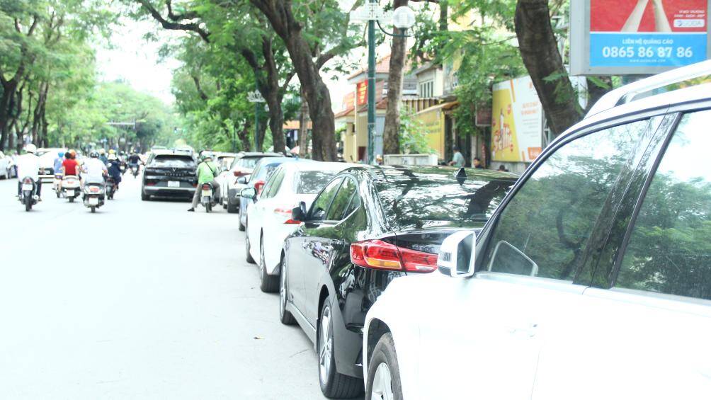 Hàng dài xe ô tô vô tư đỗ ở lòng đường, thậm chí đỗ hàng 2, hàng 3 ở tuyến đường Lý Thường Kiệt. Khu vực này có nhiều cửa hàng kinh doanh cafe, ăn uống...