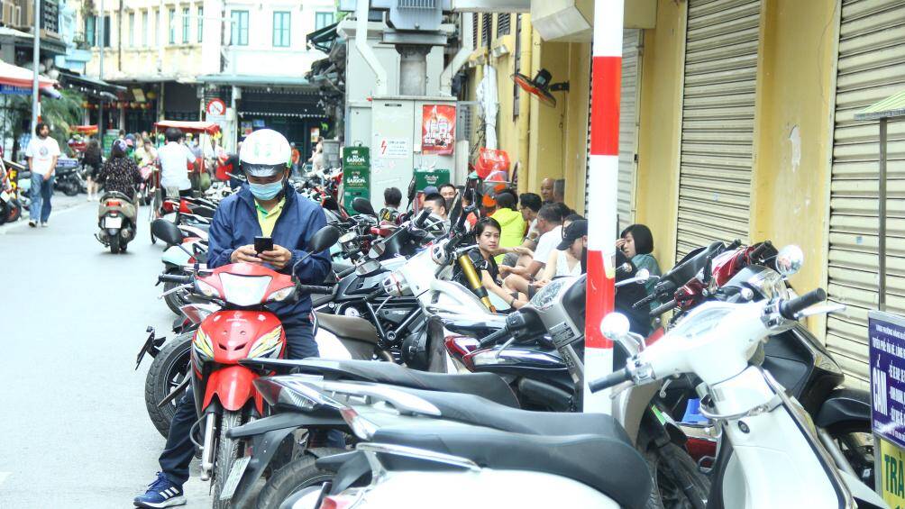 Không chỉ chiếm dụng vỉa hè làm nơi kinh doanh, mà các hộ dân ở phố Tạ Hiện cũng chiếm dụng lòng đường để làm chỗ để xe.
