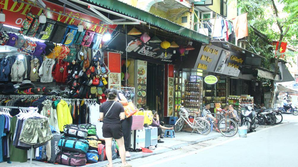 "Các lực lượng chức năng đã xử lý nhiều trường hợp vi phạm vỉa hè, lòng đường. Tuy nhiên, khi lực lượng chức năng vừa rời đi thì nhiều hộ dân sống bám vỉa hè lại tiếp tục vi phạm. Việc xử lý vỉa hè rất khó khăn do chưa có chế tài phạt nguội, nhưng chúng tôi sẽ nỗ lực tăng cường kiểm tra, xử lý", vị đại diện cho hay.