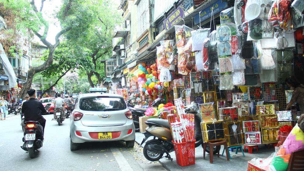 Tương tự, các hộ kinh doanh tại phố Hàng Mã (quận Hoàn Kiếm) ngang nhiên bày bán hàng hóa kín vỉa hè, tràn xuống cả lòng đường.