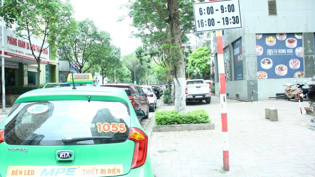 Tại tuyến đường Nguyễn Thị Thập, quận Cầu Giấy cũng có tình trạng xe ô tô đỗ ở lòng đường, vỉa hè. Thậm chí, ô tô đỗ thành 2 hàng khiến người đi xe máy "run tay" khi di chuyển qua.