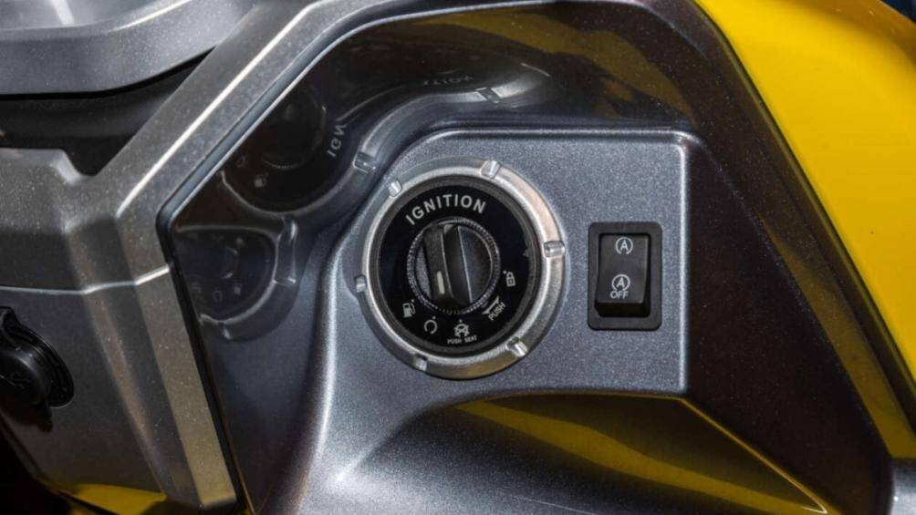 Ngoài ra, mẫu xe tay ga này còn có hệ thống camera DVR lắp đặt ở phía trước đầu xe, cổng USB để sạc thiết bị di động