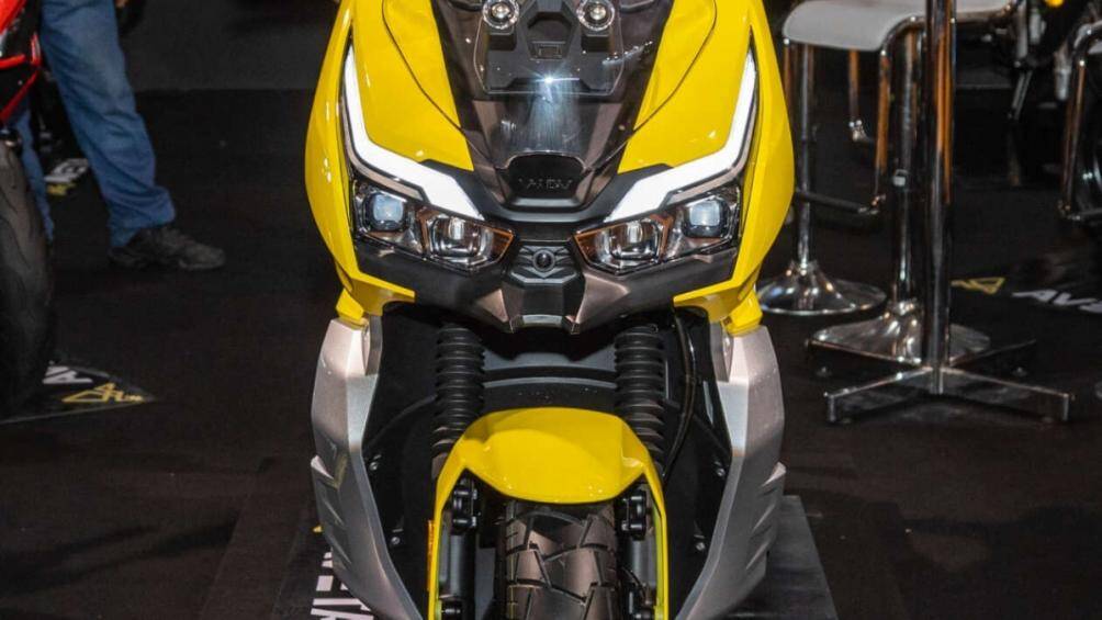 Điểm nhấn đáng chú ý trên VADV150 là hệ thống đèn pha thích ứng (AFS), có thể tự động điều chỉnh chùm sáng theo góc đánh lái