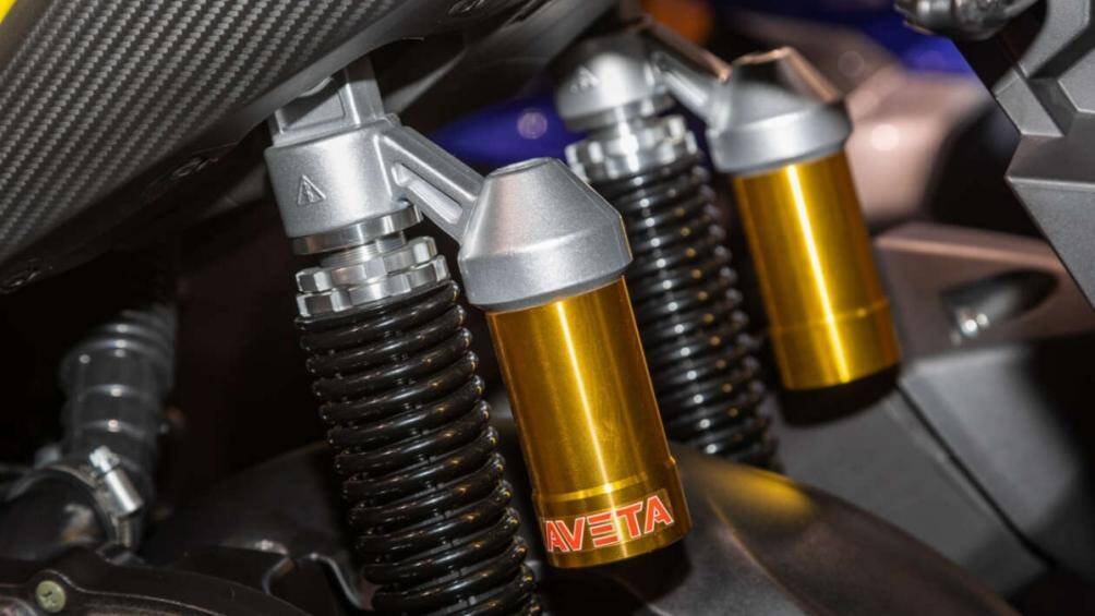 Ngoài động cơ 4 van, SOHC, dung tích 150 phân khối làm mát bằng dung dịch, Aveta VADV 150 hybrid còn được trang bị mô-tơ điện, hỗ trợ lái xe trong các tình huống khởi động, tăng tốc