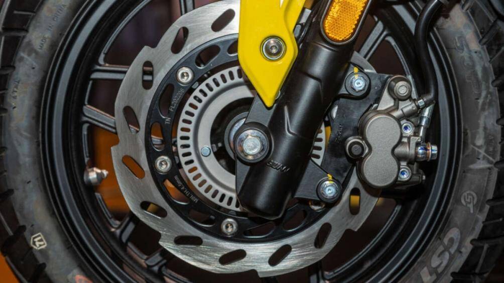 Các phiên bản Aveta VADV 150 hybrid tại thị trường Malaysia trang bị bình xăng dung tích 9,3 lít, phanh đĩa trên cả hai bánh tích hợp hệ thống ABS