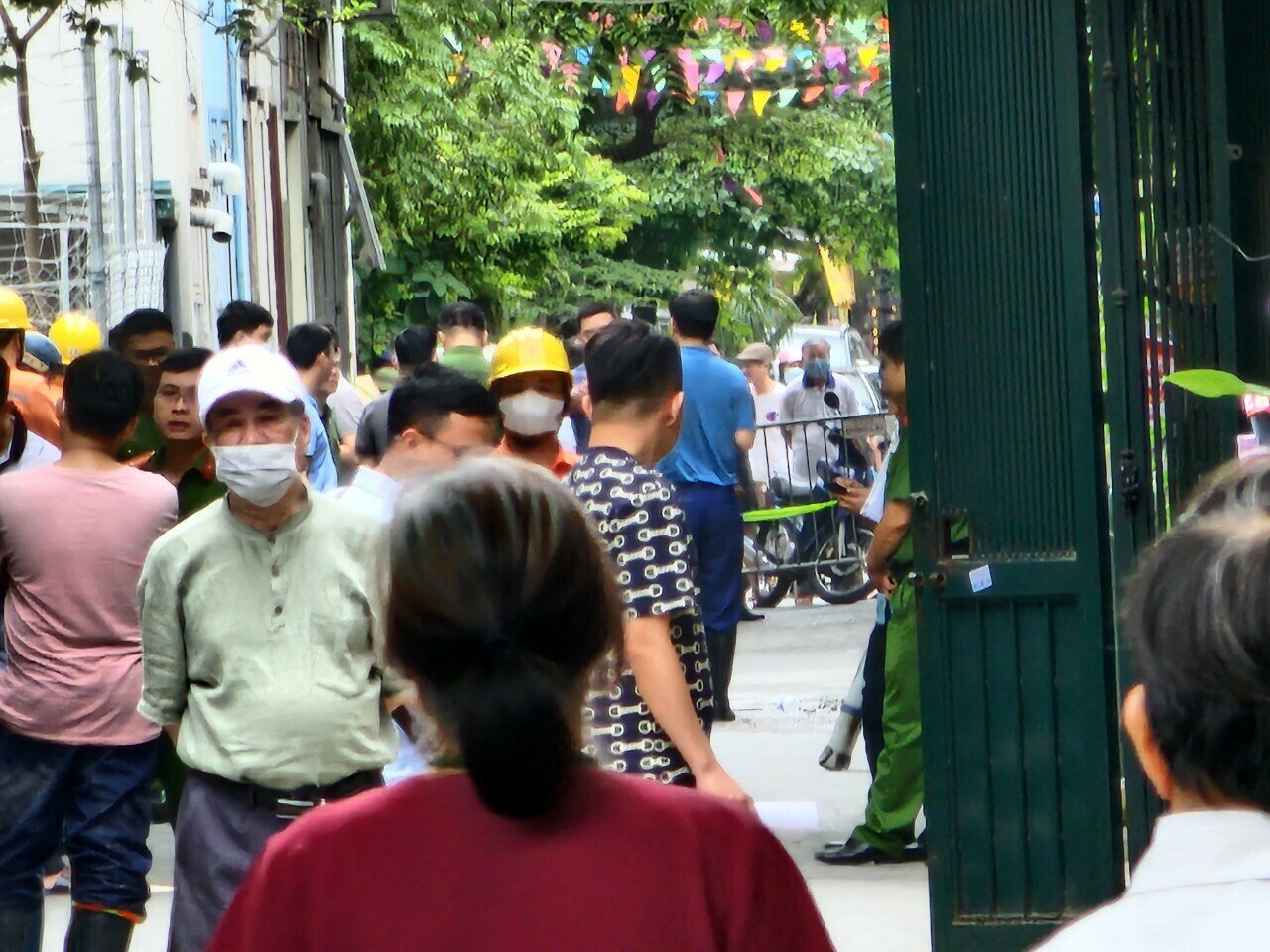 Người dân tụ tập theo dõi cơ quan chức năng làm việc tại hiện trường vụ cháy cho biết, thời điểm trước khi xảy ra vụ cháy, ngôi nhà vẫn đóng kín cửa.