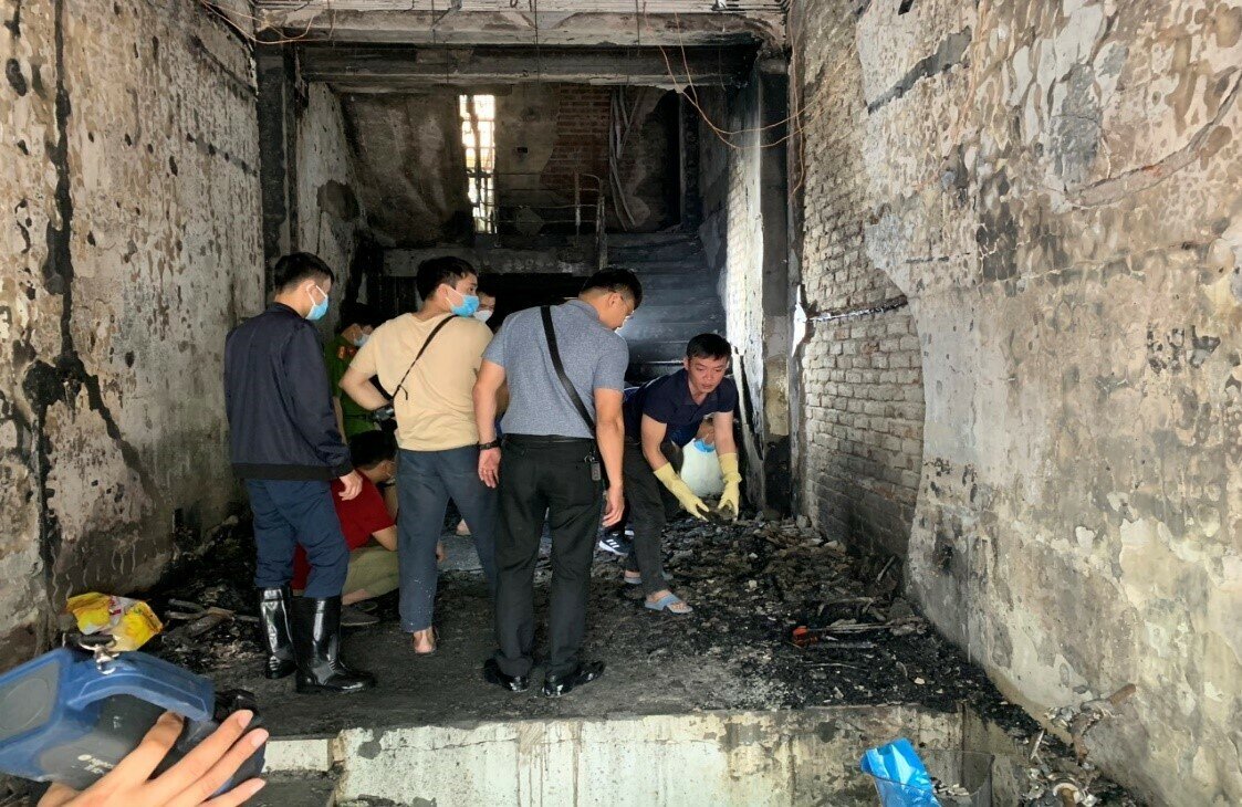Lãnh đạo Công an TP Hà Nội đã trực tiếp xuống hiện trường để chỉ đạo công tác tổ chức chữa cháy, cứu nạn, cứu hộ, khắc phục hậu quả và khám nghiệm hiện trường vụ cháy; lãnh đạo Cục Cảnh sát PCCC & CNCH - Bộ Công an cũng có mặt để phối hợp chỉ đạo công tác chữa cháy, cứu nạn, cứu hộ.