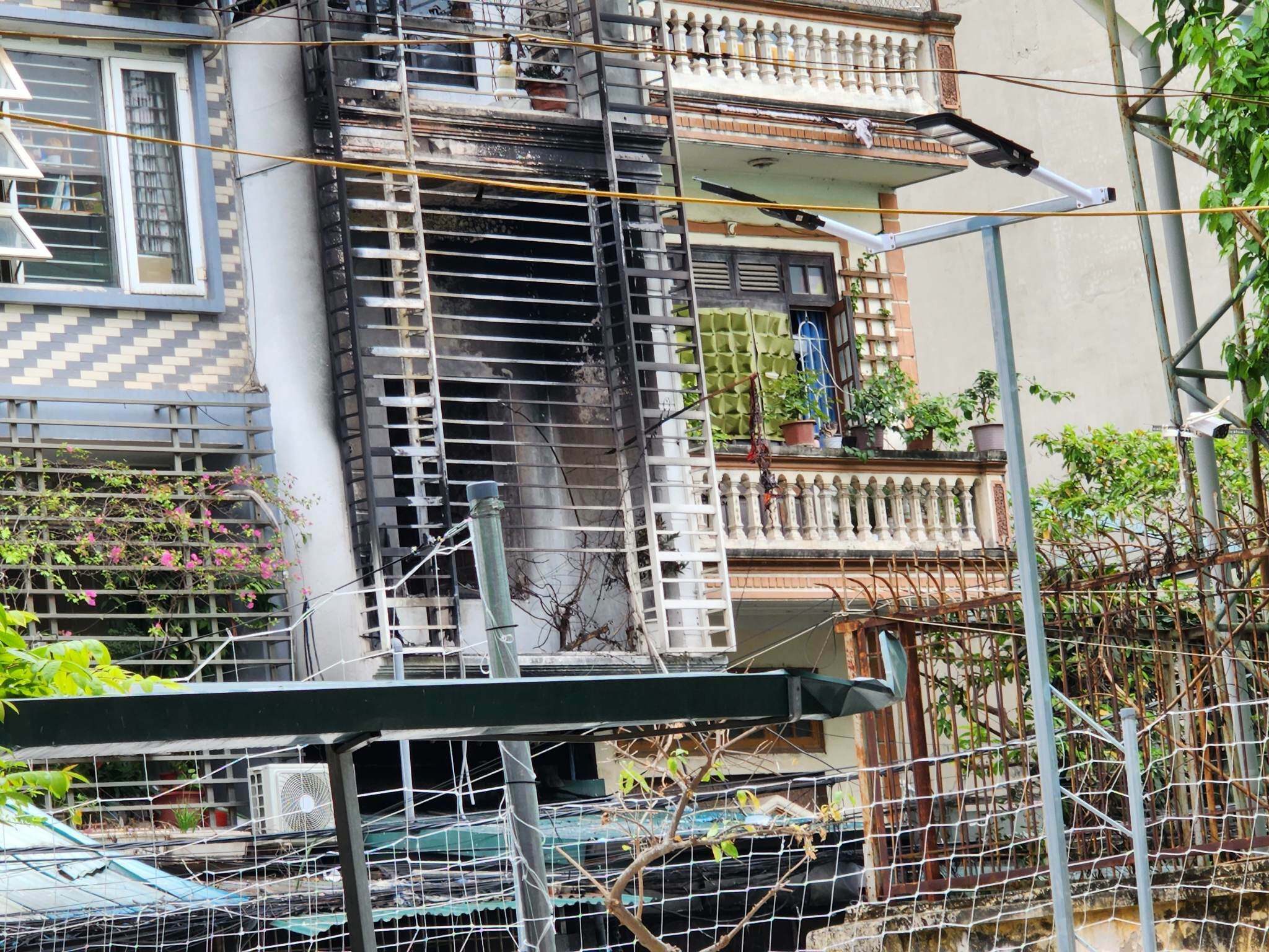 Căn nhà xảy ra cháy khoảng 40m2, cao 3 tầng, 1 tum thông thoáng, có thể thoát nạn sang nhà bên cạnh và xuống dưới, diện tích sân trước khoảng 5m2 (lợp mái tôn), kết cấu chính bê tông cốt thép, tường xây gạch. Vụ cháy đã thiêu rụi đồ đạc trong gia đình và 1 xe máy.