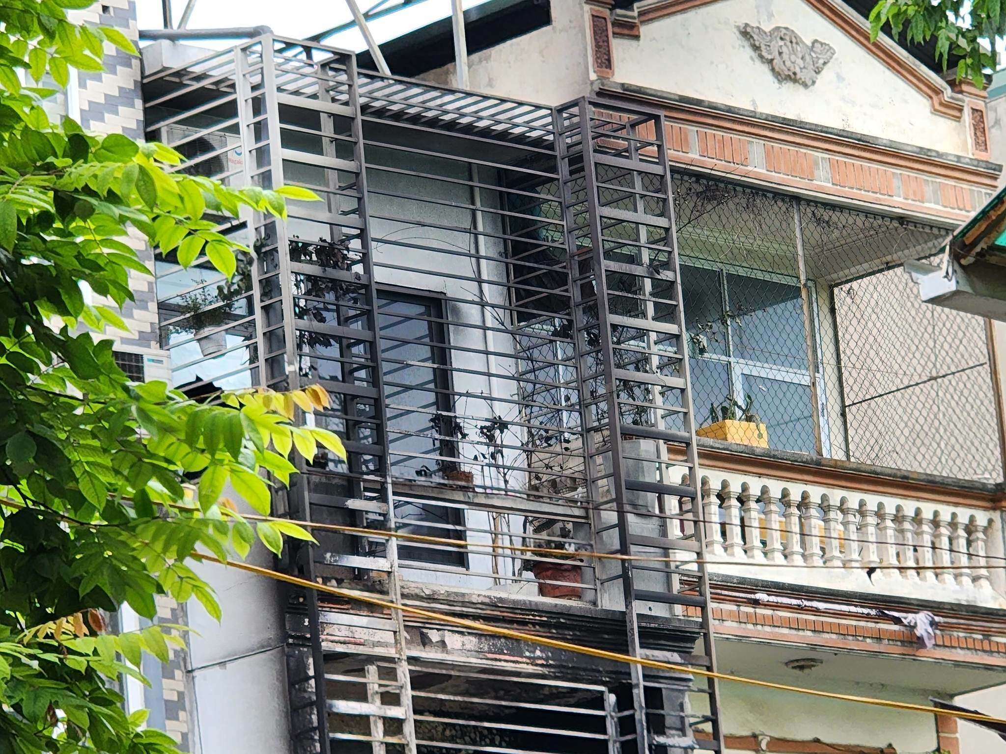 Bản thân anh Minh bị thương sau vụ cháy, đã được đưa đến Viện Bỏng quốc gia điều trị. Thời điểm xảy ra cháy, chị Hà (là nhân viên y tế) đang đi làm.
