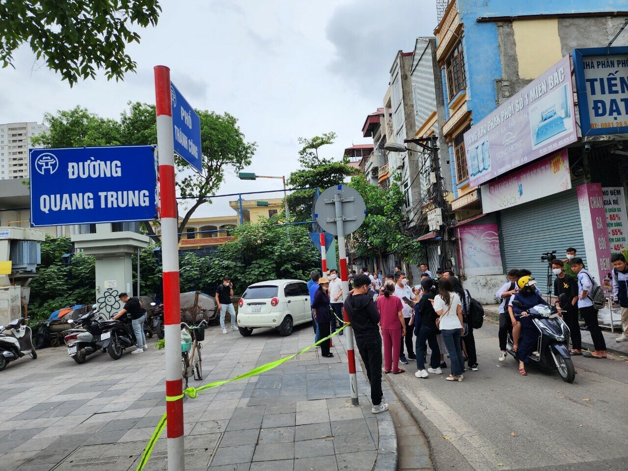 Ngày đầu phố Thành Công giao với đường Quang Trung, lực lượng công an đã căng dây để bảo đảm an ninh tại khu vực hiện trường để phục vụ công tác điều tra.