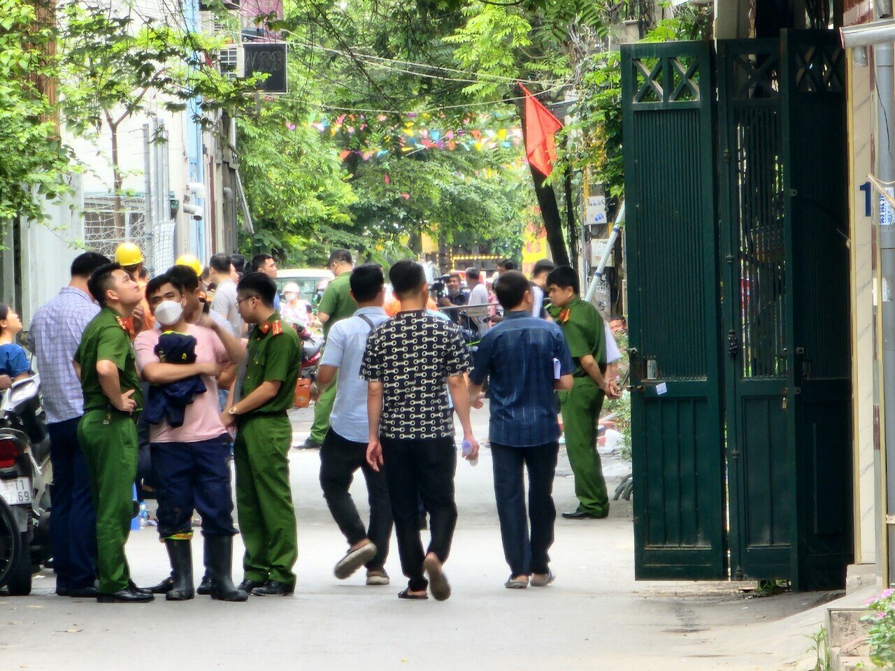 Bên trong lực lượng an ninh, lực lượng PCCC đã có mặt tại căn nhà 4 tầng bị cháy để khám nghiệm hiện trường.