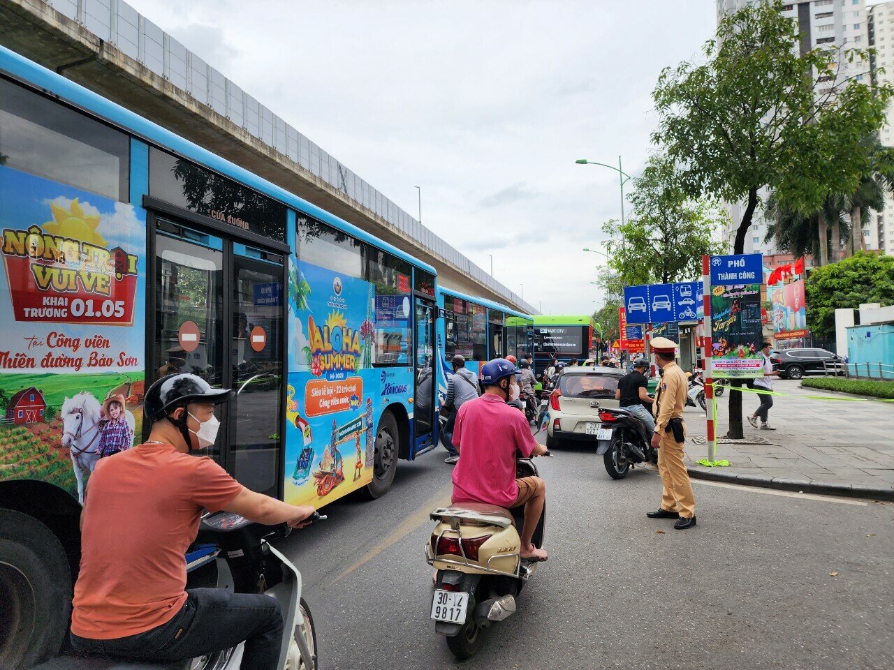 Ghi nhận của PV Báo Giao thông, trưa 13/5, đường Quang Trung đoạn giao với đường Thành Công gần vụ cháy vẫn ùn tắc cục bộ.