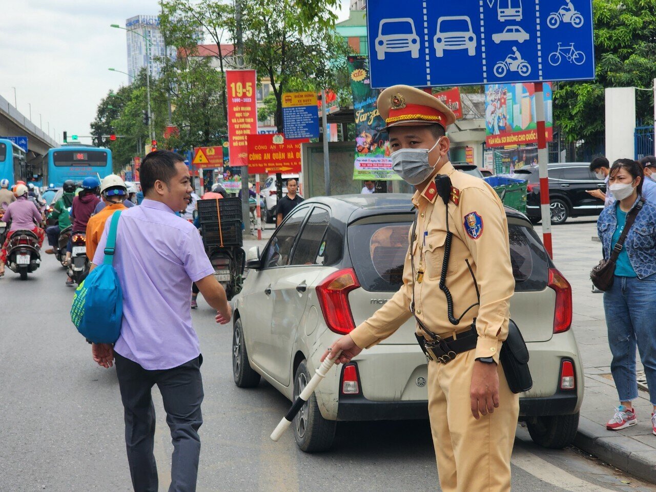 Để bảo đảm giao thông được thông suốt, lực lượng CSGT đã có mặt tại đây để điều tiết hướng dẫn giao thông.