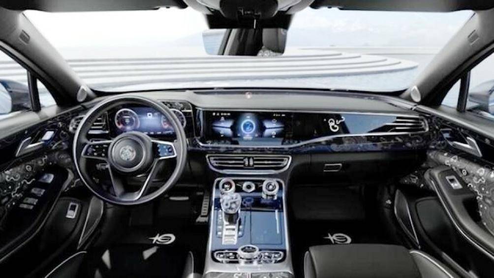 Bên trong khoang lái, sự cá nhân hóa của chiếc xe được thể hiện rõ qua các nét vẽ trên thành cửa, ghế ngồi, bảng điều khiển trung tâm...