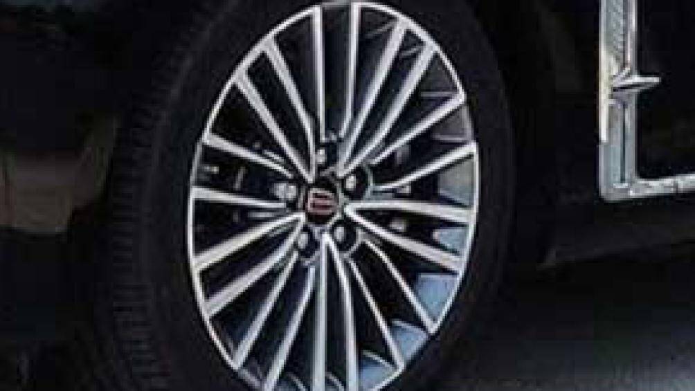 Xe có chiều dài 5,34m, chiều dài cơ sở 3.260mm, dài hơn 200mm so với bản thường, thiết kế 4 chỗ sang trọng và quý phái