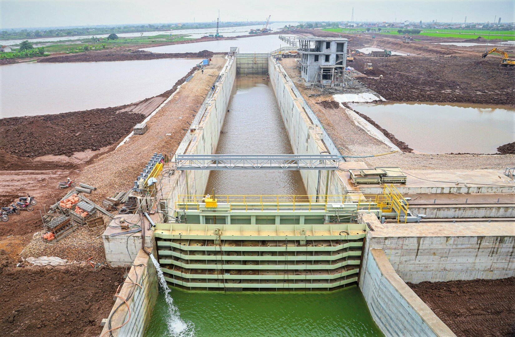 Điểm nhấn của cụm công trình là xây dựng âu tàu bằng bê tông cốt thép kích thước trong buồng âu rộng 17m, dài 179m và cao độ đáy -7,0m. Âu tàu này được thiết kế như một van đóng mở để ngăn cách 2 con sông vốn có mực nước và độ mặn chênh lệch nhau (Ảnh: Âu tàu)