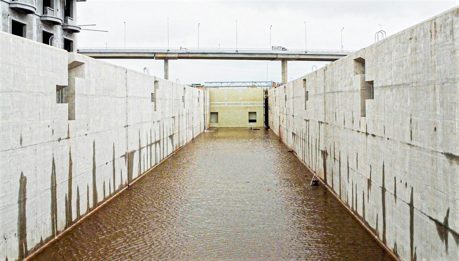 Âu tàu này vận hành tương tự như kênh đào Panama. Khi có tàu vào, một bên đóng kín, bên còn lại mở cho tới khi mực nước sông cân bằng với bên trong để tàu qua và ngược lại. Mỗi chu kỳ một tàu qua kéo dài khoảng 15 phút, trong đó 2 phút bơm nước để cân bằng phía trong và ngoài sông (Ảnh: Phía trong âu tàu)