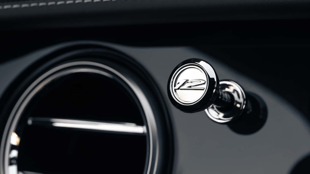 Hoặc kết hợp hai tông màu của màu đỏ với màu xanh Brunel, màu đỏ Cricketball, vải lanh hoặc màu cam