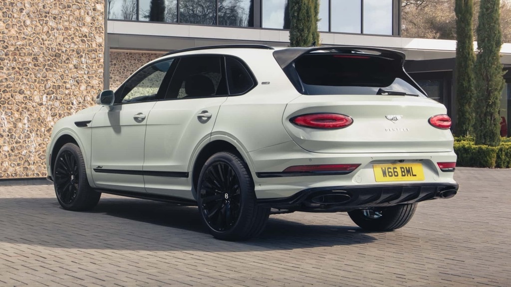 Bentley cho biết, xe có bảng chữ Speed Edition 12 tương tự trên nắp động cơ