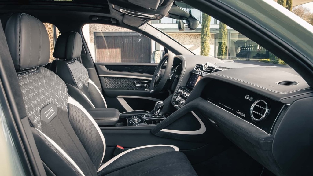 Ghế ngồi có đường viền bạc Mulliner và đường chỉ khâu tương phản là sự kết hợp của các màu Antraxit, Porpoise và Stratos