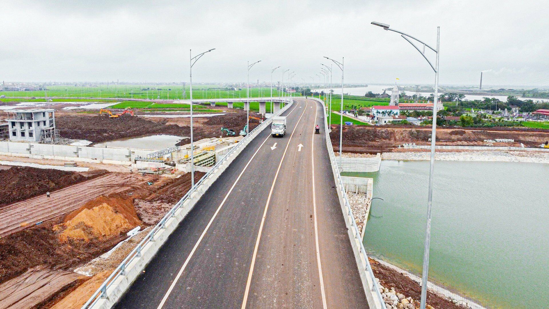 Cầu vượt đã thông xe, cho phương tiện lưu thông