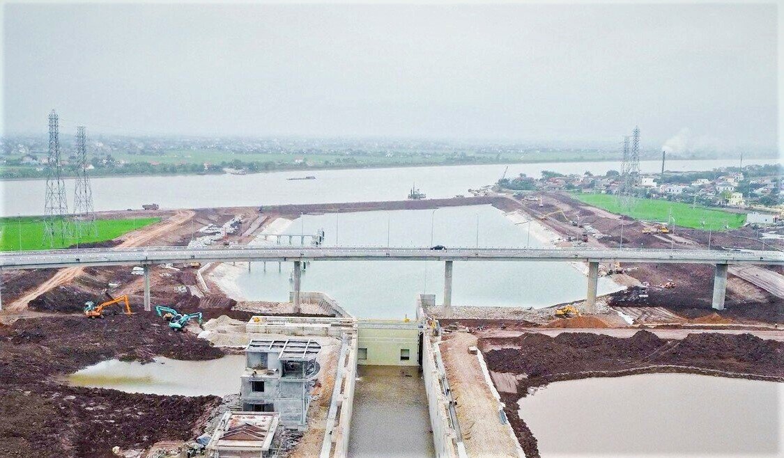 Cầu vượt kênh nối Đáy - Ninh Cơ chiều dài 777m, tĩnh không khoảng15m, kết cấu bê tông cốt thép, giúp kết nối giao thông 2 bên bờ dân cư của huyện Nghĩa Hưng bị chia cắt bởi kênh đào (Ảnh: Cầu vượt kênh đào)