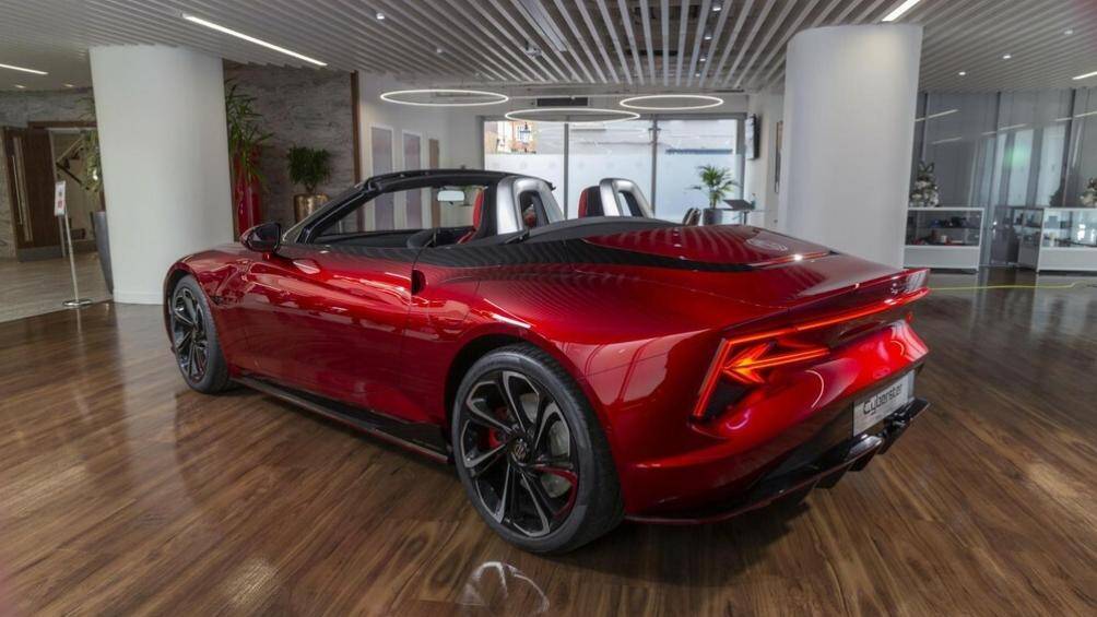 Đuôi xe không xuất hiện quá nhiều trong bộ ảnh nhưng vẫn có thể quan sát được đèn hậu LED khá lạ đặt trong hốc gió và bộ khuếch tán gió kép bên dưới