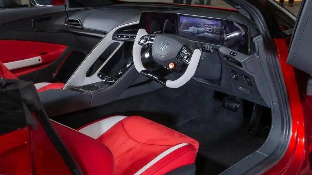 Bên trong cabin, MG Cyberster là kết cấu 2 chỗ ngồi hiện đại khi kết hợp bảng đồng hồ kỹ thuật số cong và dàn nút bấm điều khiển dạng cảm ứng