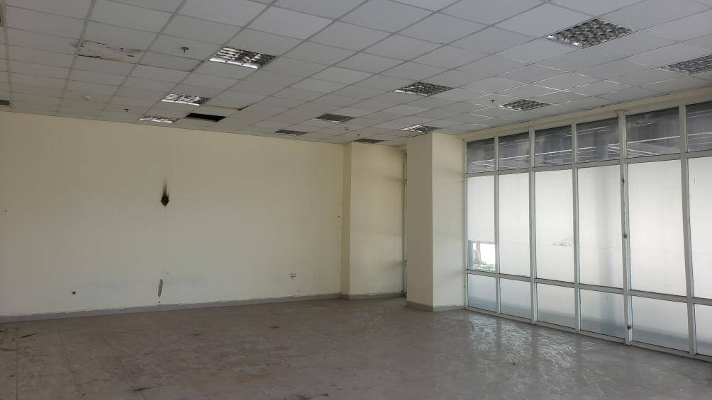 Phía bên trong, tường cửa các phòng có dấu hiệu bị nứt, vấy bẩn. Các ô để làm đèn chiếu sáng ở trong phòng cũng bị hư hỏng