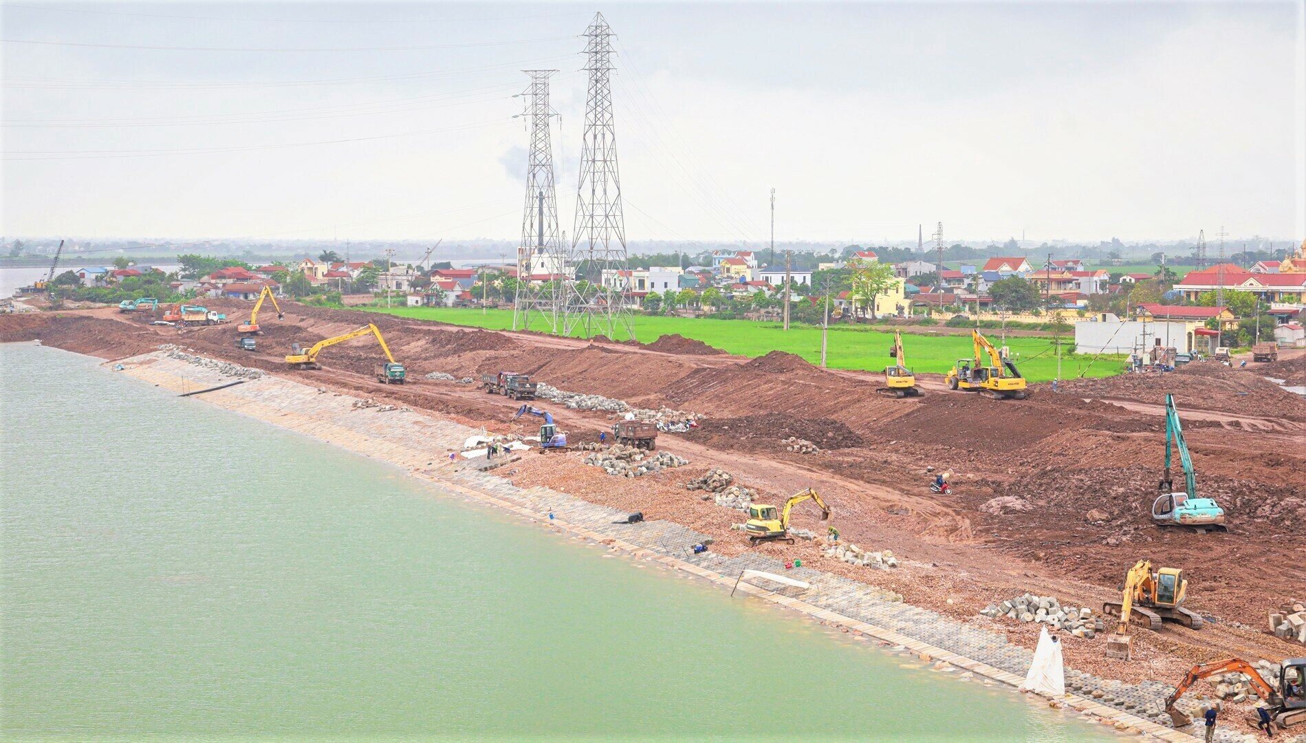 Đại diện Ban Quản lý dự án đường thủy - Chủ đầu tư cho biết, sau nhiều tháng nỗ lực thi công, đến nay hơn 90% công việc đã hoàn thành; 1/5 gói thầu đã hoàn thành và đưa vào sử dụng (Ảnh: Huy động máy móc tập trung thi công)