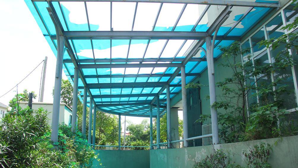 Hệ thống mái che trước sảnh và đường dẫn xuống hầm tòa nhà bị vỡ, thủng nhiều chỗ