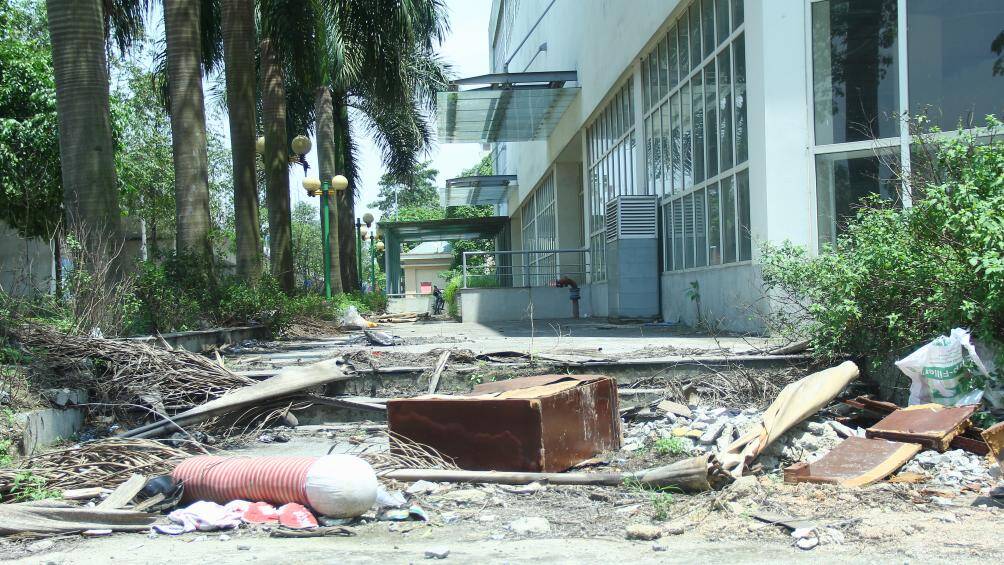 Rác thải vứt bừa bãi xung quanh lối đi ở khu giãn dân phố cổ tạo nên khung cảnh nhếch nhác, bẩn thỉu