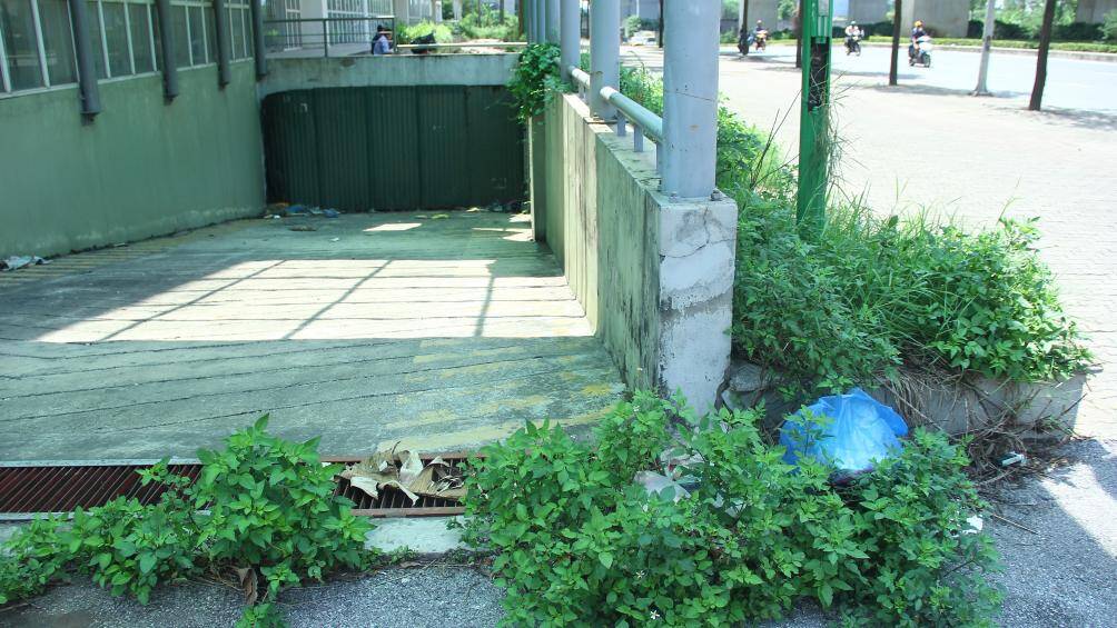 Theo những người dân khu vực, khu chung cư này đã xây xong mấy năm nay, đến tháng 5/2019 có thông tin bắt đầu làm thủ tục bàn giao và chuyển dân cư đến ở. Nhưng đến nay vẫn chưa thấy ai chuyển đến sinh sống