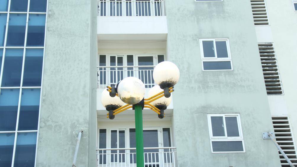 Những cột đèn xung quanh bị hư hỏng do lâu không được đưa vào sử dụng, sửa chữa