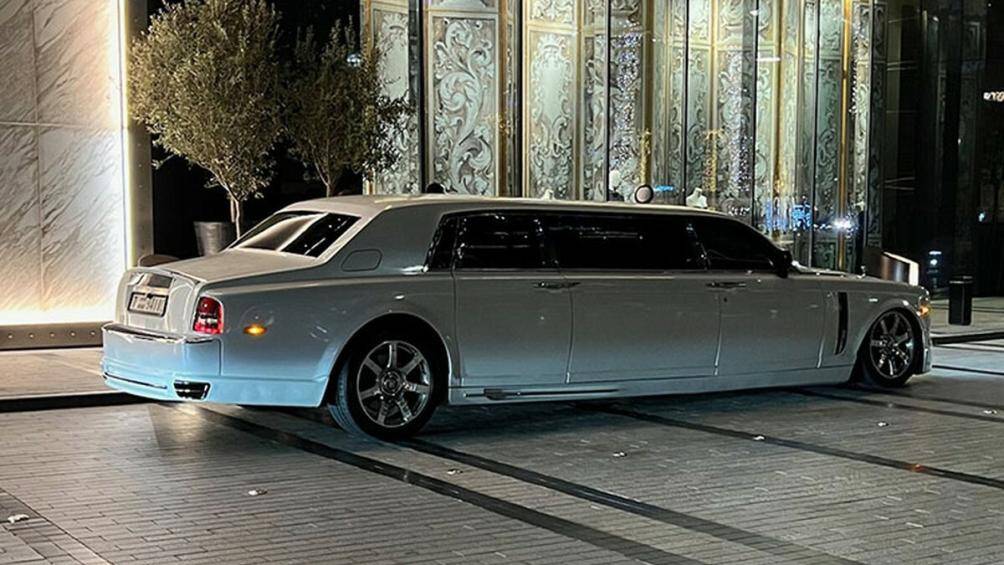 Cụ thể, khu vực đầu xe đã được nâng cấp gói Conquistador của Mansory với ốp vòm bánh xe được mở rộng hơn