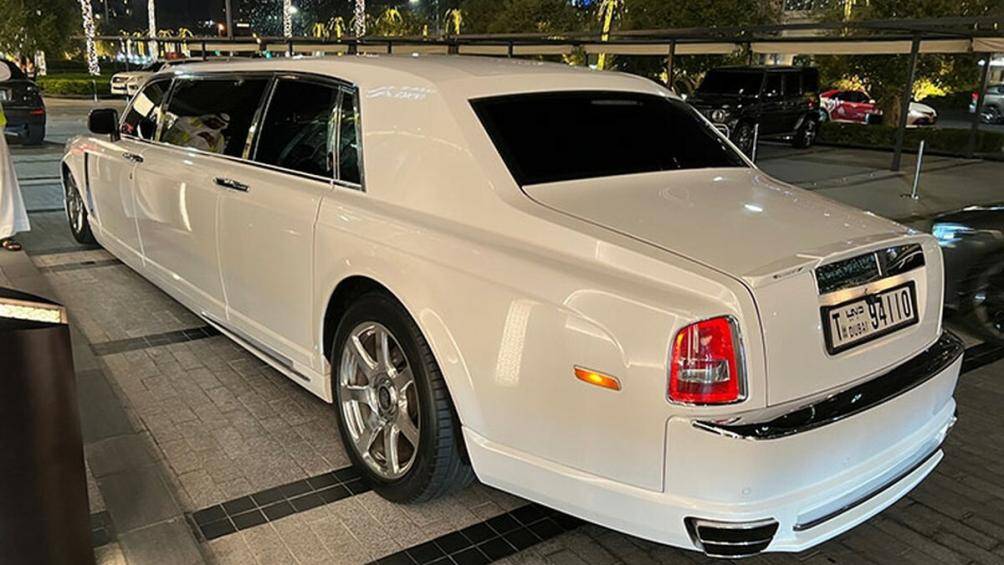 Khu vực đuôi xe cũng được nâng cấp với phần ốp thân rộng, cản sau nổi bật với các họa tiết ốp chrome và ống xả đặc trưng