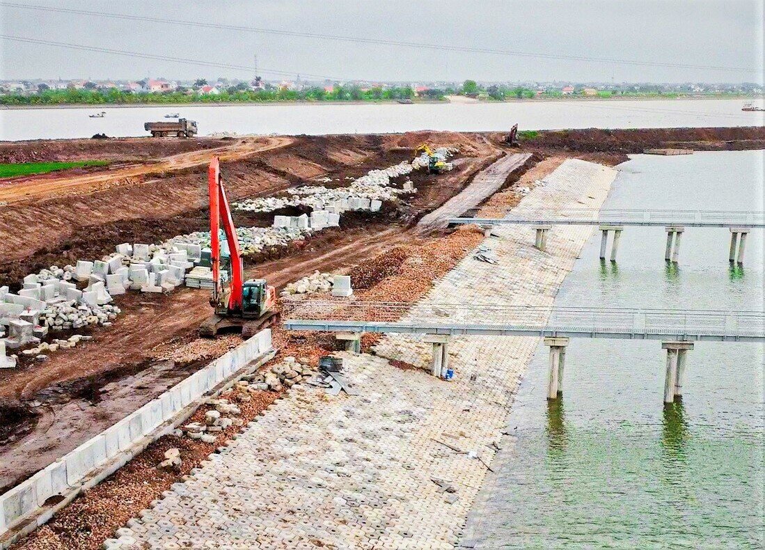 Dự án gốc có tổng mức đầu tư 200 triệu USD, trong đó vốn vay của Ngân hàng Thế giới 170 triệu USD, vốn đối ứng của Chính phủ 30 triệu USD. Dự án gốc đã được hoàn thành, đưa vào sử dụng năm 2016 (Ảnh: Thi công mái kè bằng bê tông khối xếp)