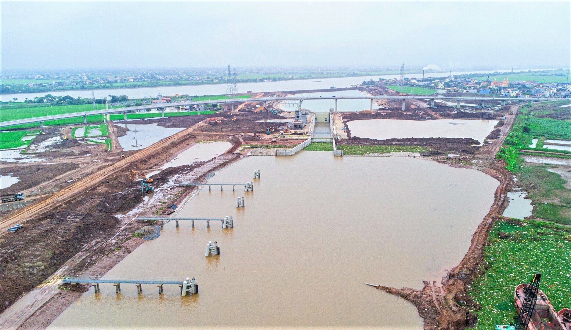 Đại diện Ban Quản lý dự án đường thủy - Chủ đầu tư cho biết, cụm công trình kênh nối Đáy - Ninh Cơ thuộc Dự án Phát triển giao thông vận tải khu vực Đồng bằng Bắc bộ - Dự án WB6. Đây là dự án lớn nhất từ trước đến nay được đầu tư vào hạ tầng đường thủy nội địa ở khu vực phía Bắc, được thực hiện trên phạm vi 14 tỉnh/thành phố khu vực Đồng bằng Bắc bộ (Ảnh: Toàn cảnh cụm công trình)