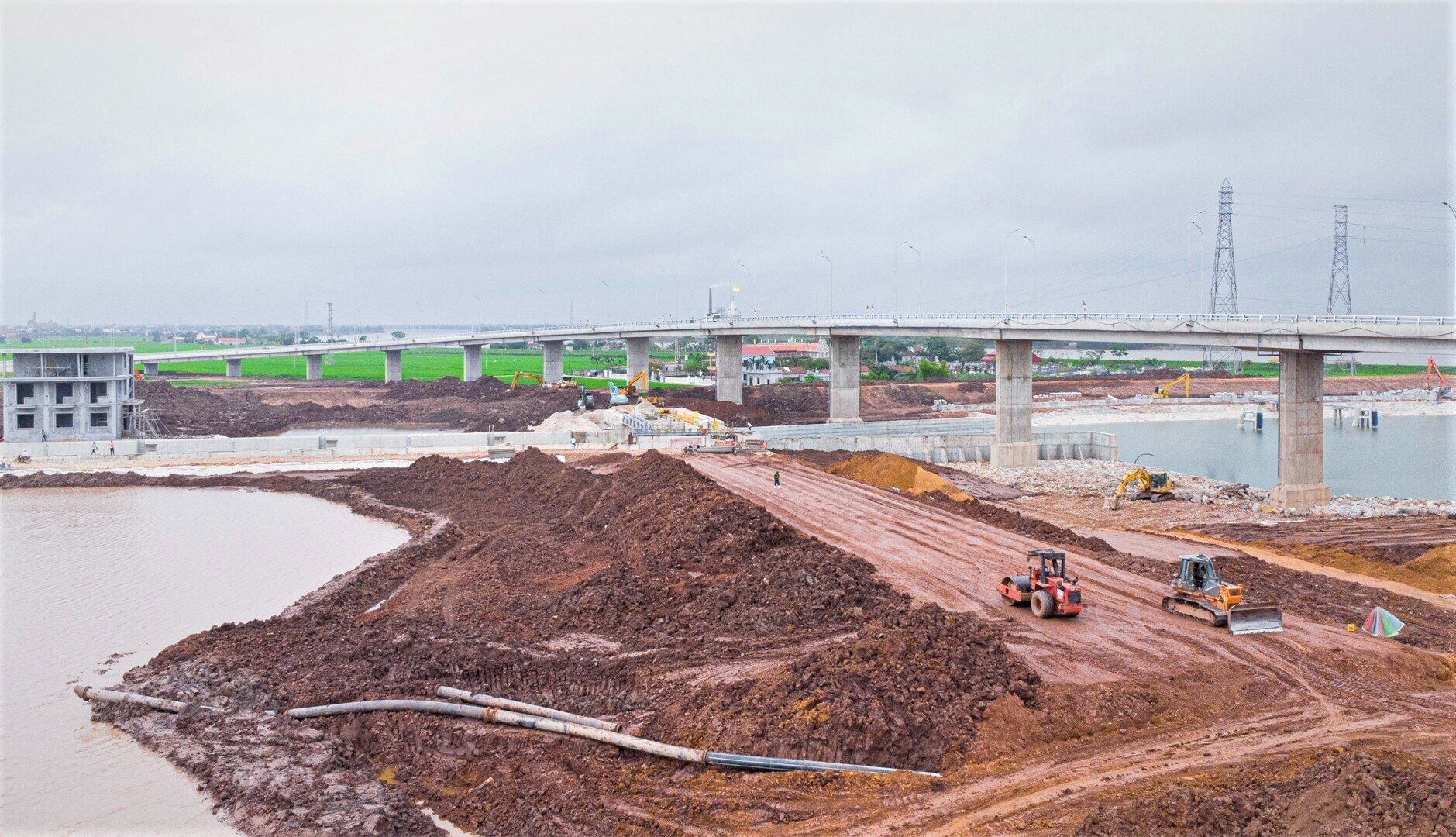 Cũng theo Ban Quản lý dự án đường thủy, để đáp ứng tiến độ, Ban đã chỉ đạo các nhà thầu tăng cường làm 3 ca/ngày, tranh thủ thời tiết tốt để thi công, bù cho những lúc mưa gió. Mục tiêu là ngày 30/6 hoàn thành công trình; Trong tháng 7/2023 sẽ bàn giao đưa vào sử dụng (Ảnh: Công trường hối hả thi công)