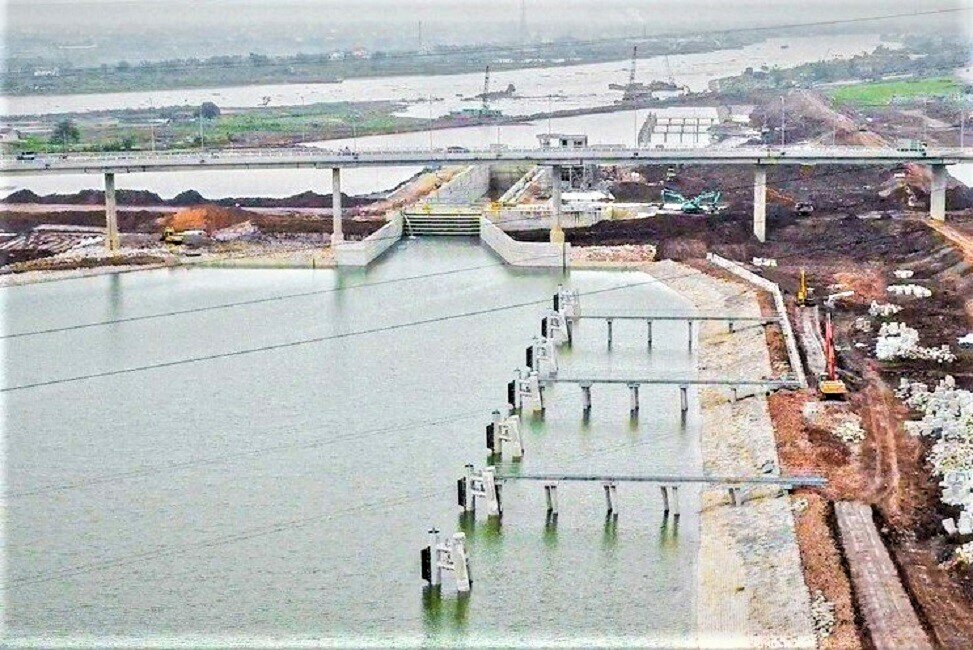Nhằm phát huy tối đa hiệu quả đầu tư, Chính phủ Việt Nam và Ngân hàng Thế giới đã ký Hiệp định bổ sung vốn cho dự án WB6 để đầu tư cụm công trình kênh nối Đáy - Ninh Cơ. Cụm công trình này có tổng mức đầu tư hơn 107 triệu USD, trong đó vốn vay ODA của Ngân hàng Thế giới hơn 78,7 triệu USD, vốn đối ứng của Chính phủ Việt Nam hơn 28,4 triệu USD (Ảnh: Các vị trí tàu neo đậu chờ đến lượt vào âu, có cầu dẫn cho thuyền viên lên bờ)